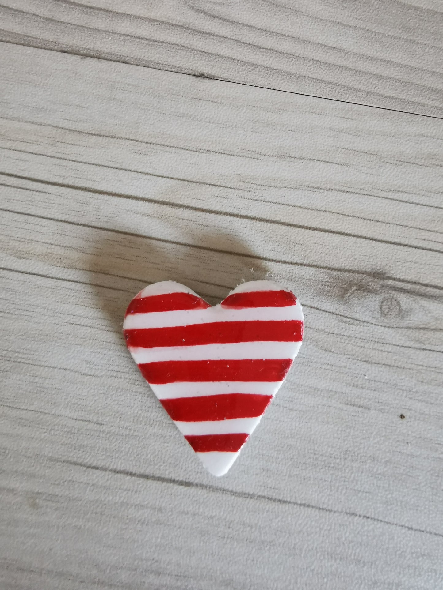 Pin's aimanté coeur rayé rouge et blanc