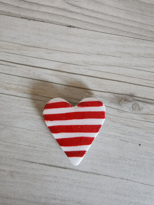 Pin's aimanté coeur rayé rouge et blanc