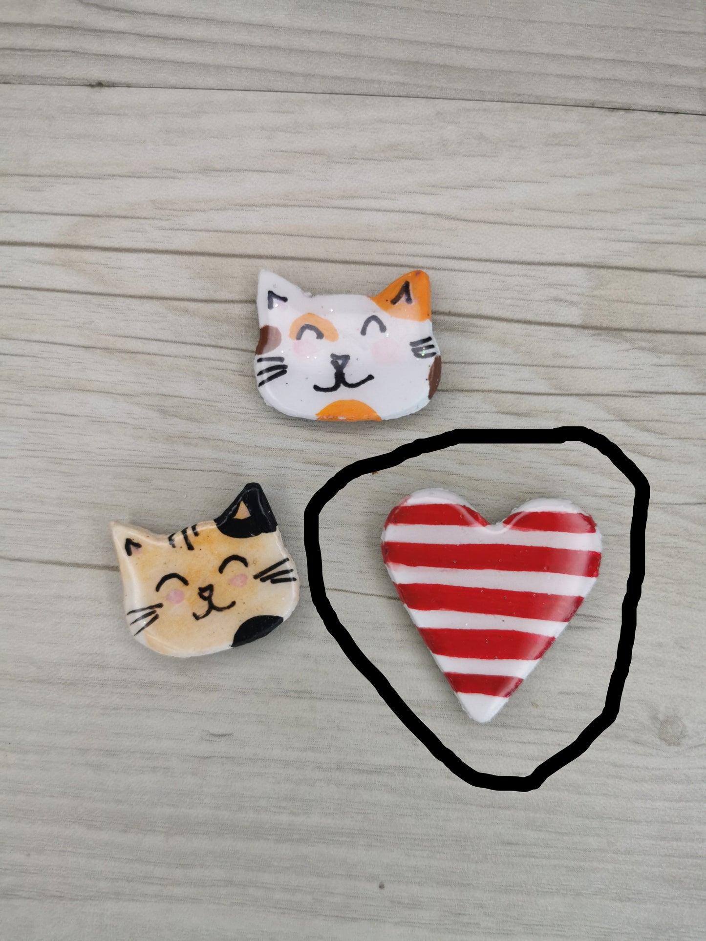 Pin's aimanté coeur rayé rouge et blanc