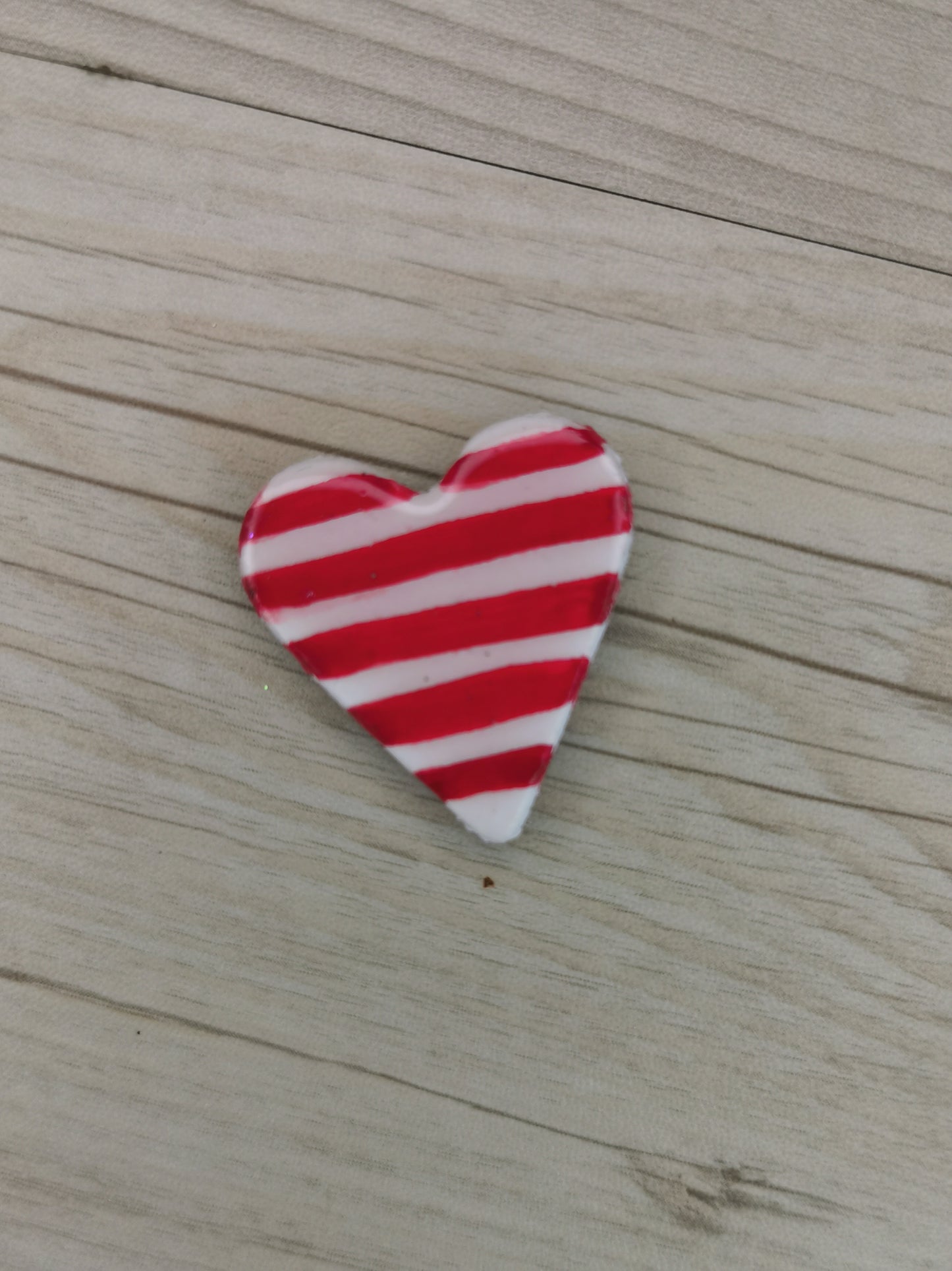 Pin's aimanté coeur rayé rouge et blanc